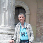 Roland Halbert, auteur et poète devant le temple de Minerve à Assise.